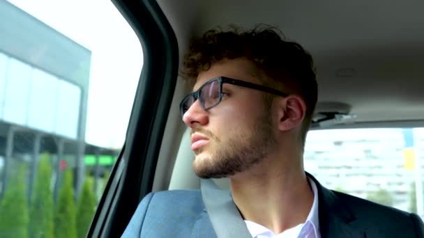 Jovem Empresário Óculos Roupas Formais Sentado Banco Trás Carro Conceito — Vídeo de Stock