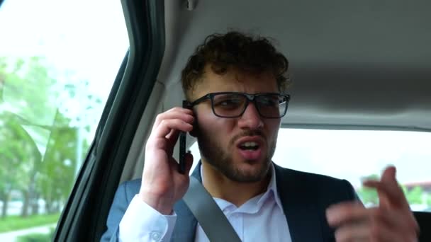 Mladý Muž Obleku Mluví Mobilu Křičí Zatímco Sedí Taxíku Obchodní — Stock video