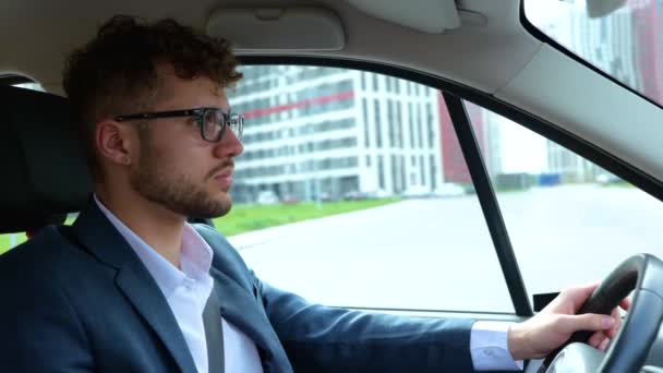 Homem Onfidente Vestindo Terno Óculos Cavalgando Cidade Empresário Com Cinto — Vídeo de Stock