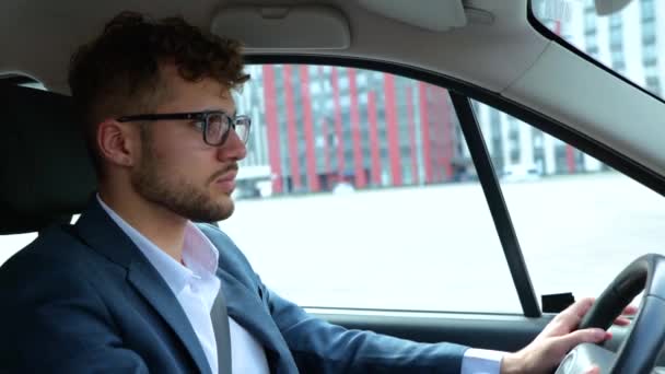 남자는 운전석에 느낀다 벨트를 사업가 비즈니스 슬로우 — 비디오
