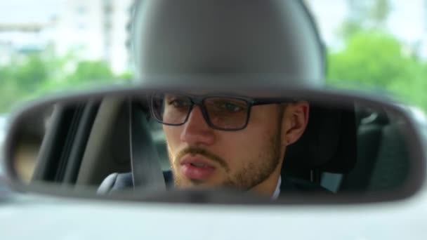 Espelho Retrovisor Close Jovem Olhando Estrada Enquanto Dirige Cidade Transporte — Vídeo de Stock