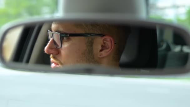 Riflessione Del Conducente Maschile Nello Specchio Retrovisore Auto Durante Guida — Video Stock