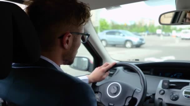 Een Jonge Zakenman Die Een Bril Draagt Zijn Auto Door — Stockvideo