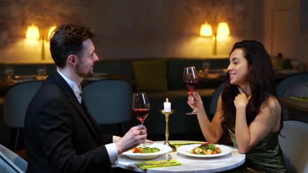 在餐馆里约会的时候 笑笑着年轻的男男女女用红葡萄酒祝酒 生活方式 关系的概念 慢动作 — 图库视频影像