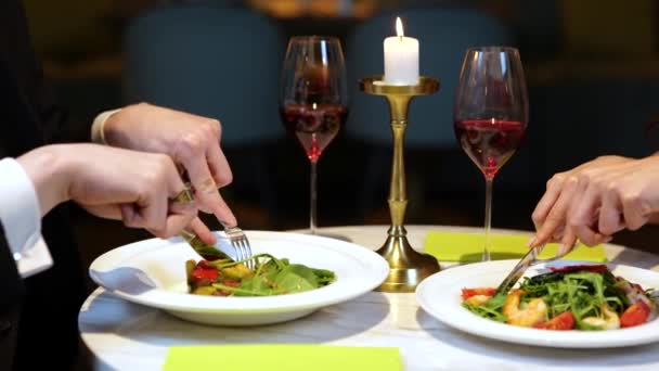 笑顔のロマンチックなカップルはサラダを食べながらレストランでデートを楽しんでいます ライフスタイル 人間関係の概念 スローモーション — ストック動画