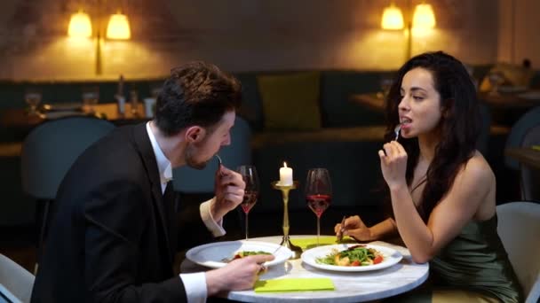 Romantikus Pár Salátát Eszik Vörösbort Isznak Miközben Étteremben Randiznak Életstílus — Stock videók