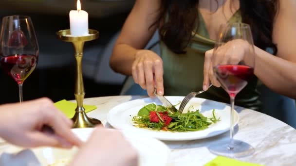 吃沙拉的时候 坐在餐厅里的美丽的快乐女士 女士在约会 生活方式 关系的概念 慢动作 — 图库视频影像