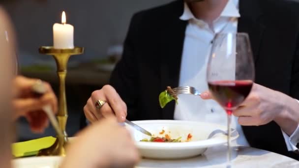 年轻人一边吃沙拉一边和女朋友坐在餐厅里 男人在约会 生活方式 关系的概念 慢动作 — 图库视频影像