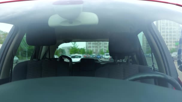 Sorrindo Jovem Casal Entrar Carro Colocando Cintos Segurança Enquanto Inicia — Vídeo de Stock