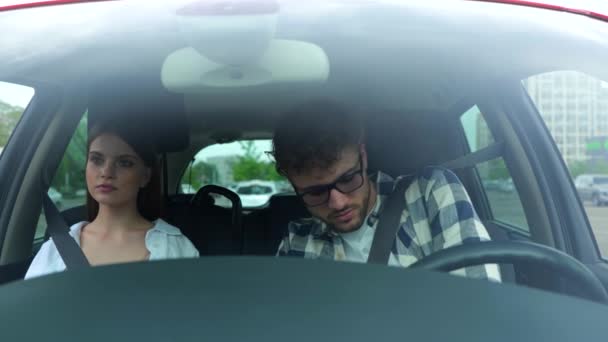 Kierowca Pasażerka Odpinają Pasy Podczas Wysiadania Samochodu Transport Podróże Relacje — Wideo stockowe