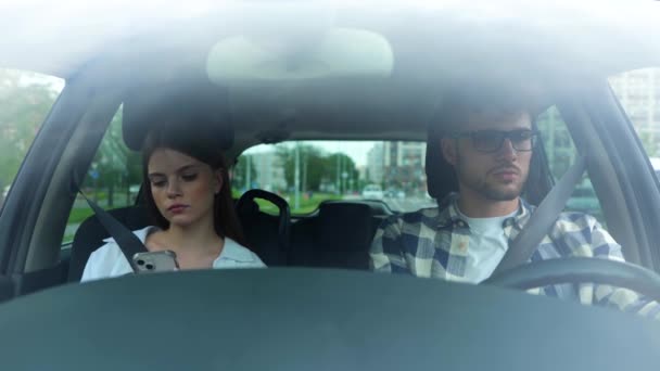 Szemüveges Fickó Autót Vezet Miközben Mobiltelefon Képernyőjét Nézi Pár Biztonsági — Stock videók