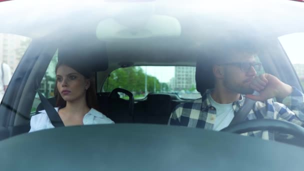 車に座っている若い男女を怒らせ お互いに話さない ストレス 安全コンセプト スローモーション — ストック動画