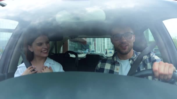 Mosolygós Fickó Szemüvegben Autót Vezet Miközben Barátnőjével Beszél Nevet Közlekedés — Stock videók