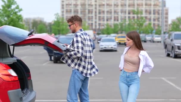 Młody Mężczyzna Kobieta Wyciągają Walizki Bagażnika Stojąc Zewnątrz Parkingu Wycieczka — Wideo stockowe