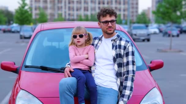 Uśmiechnięty Młody Ojciec Jej Córka Okularach Przeciwsłonecznych Pochyleni Samochodzie Zewnątrz — Wideo stockowe