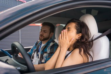 Genç bayan sürücü sürücü ehliyeti. Kadın ehliyet sınavında başarısız olduğu için üzgün. Eğitmen sürücü test raporu tutuyor. Ehliyet sınavı, ehliyet kursu, sınav konsepti.