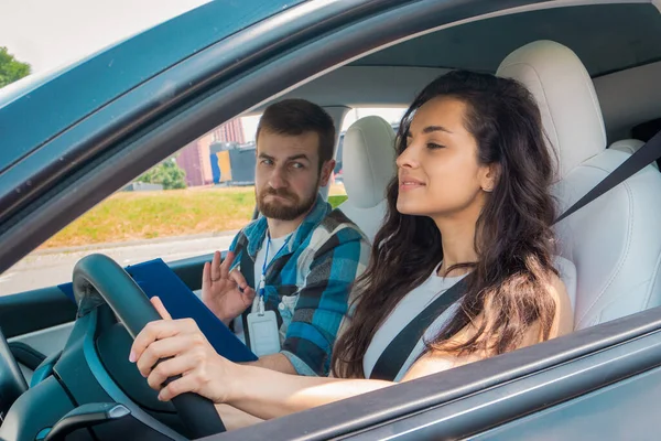 Zufriedener Lehrer Zeigt Während Der Fahrstunde Daumen Hoch Selbstbewusste Autofahrerin — Stockfoto