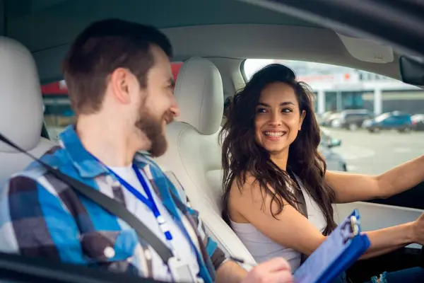 Lächelnde Autofahrerin Und Männlicher Fahrlehrer Sitzen Neben Ihr Und Halten — Stockfoto