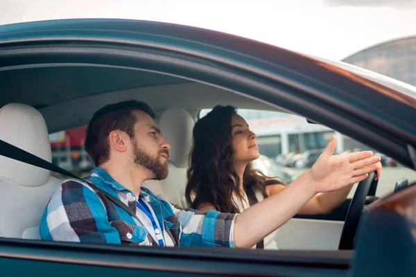 Fahrschullehrer Und Junge Frau Sitzen Auto Und Schauen Während Des — Stockfoto