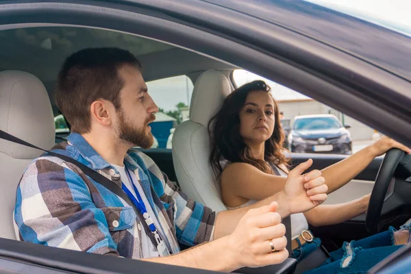 Junge Frau Sitzt Auto Mit Männlichem Instruktor Ihrer Seite Während — Stockfoto