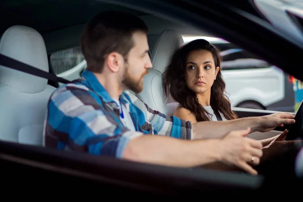 在驾驶学校学习期间 一位快乐而自信的年轻女士坐在车里 身边有一位男教师 驾驶考试 驾驶课程 考试概念 — 图库照片