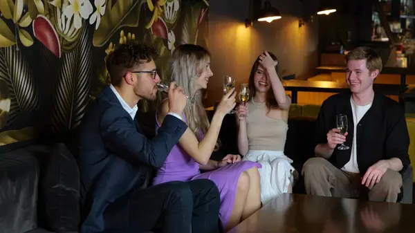 Lächelnde Menschen Mit Champagnergläsern Und Musik Während Sie Sich Restaurant — Stockfoto