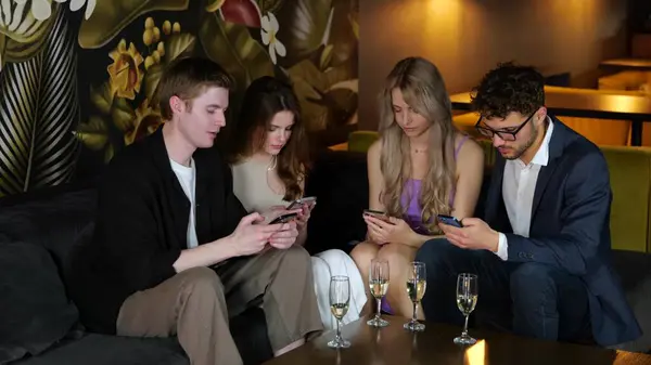 Junge Leute Tippen Auf Ihren Smartphones Während Sie Sich Restaurant — Stockfoto