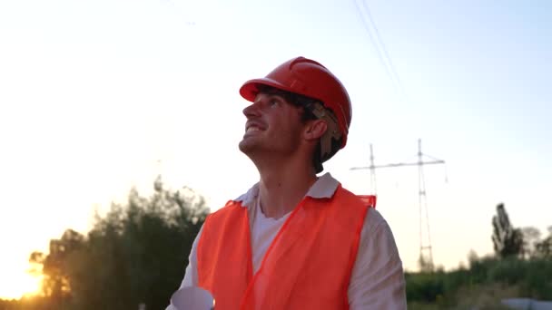 Мужчина Инженер Шлеме Рисунком Стоящим Возле Высоковольтных Линий Электропередач Самая — стоковое видео