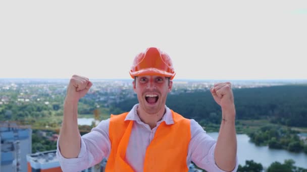 Sikeres Férfi Építőmunkás Keménykalapban Ünnepli Győzelmet Építkezésen Üzlet Épület Ipari — Stock videók