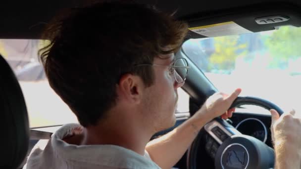 Homem Jovem Dirigindo Carro Incluindo Sinal Volta Olhando Para Estrada — Vídeo de Stock