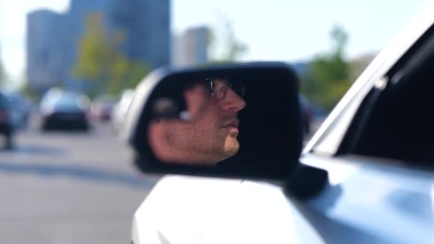 Positiv Manlig Förare Glasögonen Sitter Sin Bil Medan Tittar Sidospegeln — Stockvideo