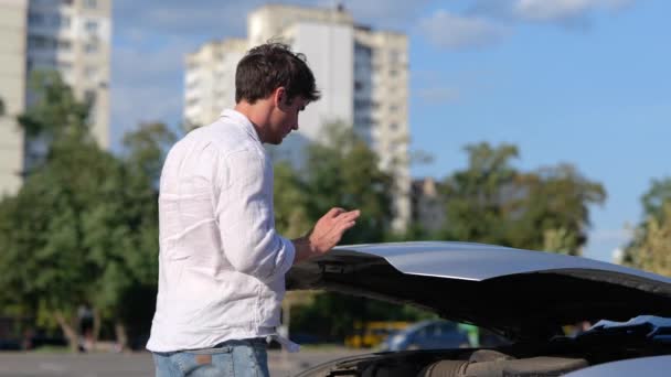 Kaputu Açan Genç Adam Dışarıda Duran Bir Araba Kullanırken Başını — Stok video