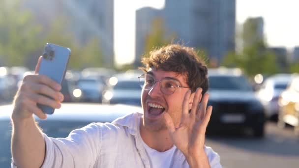 Usmívající Chlap Mobilním Telefonem Dělá Selfie Mává Rukou Ukazuje Značku — Stock video