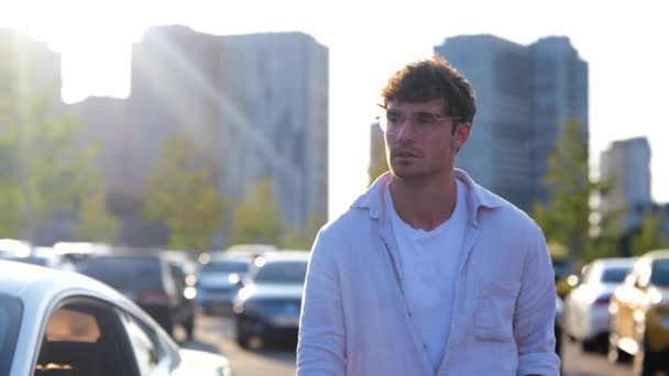 Gözlüklü Genç Bir Adam Arka Planda Arabalarla Şehirde Park Yerinde — Stok video