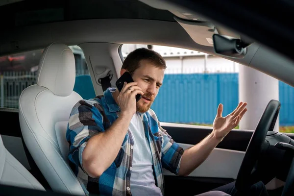 Motorista Sexo Masculino Sentado Carro Usando Telefone Celular Enquanto Grita — Fotografia de Stock