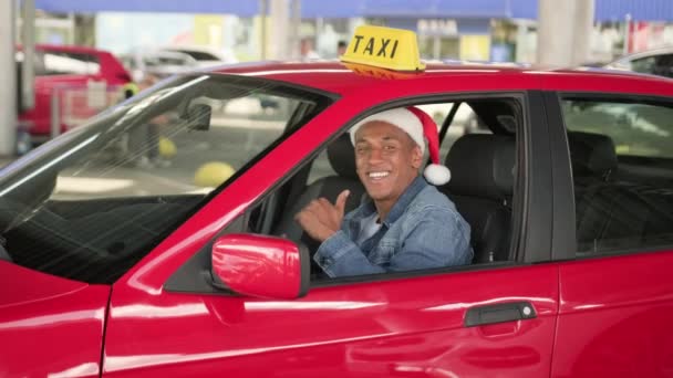 Usmívající Mladý Muž Taxikář Vánočním Klobouku Santa Sedí Autě Zároveň — Stock video