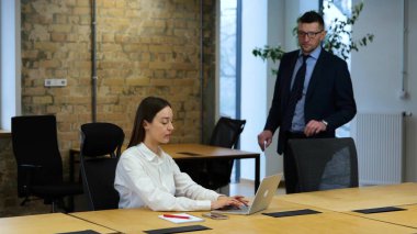 Kadın ofiste bilgisayarında çalışıyor, gülümsüyor. Patron ona siyah maaş ya da rüşvet içeren beyaz bir zarfla geliyor. Kadın zarfı açıyor, parayı kontrol ediyor ve çok mutlu görünüyor..