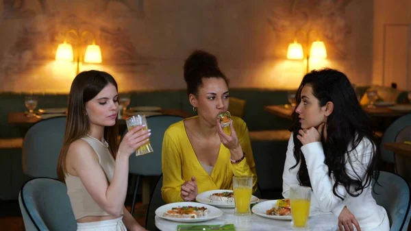 Glückliche Hübsche Frauen Tratschen Während Sie Cocktails Trinken Und Restaurant — Stockfoto