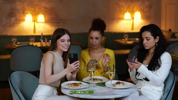 Schöne Damen Mit Mobiltelefonen Während Sie Restaurant Sitzen Eine Frau — Stockfoto