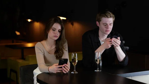 Paar Nutzt Smartphones Und Tippt Nachrichten Während Gemeinsam Restaurant Sitzt — Stockfoto