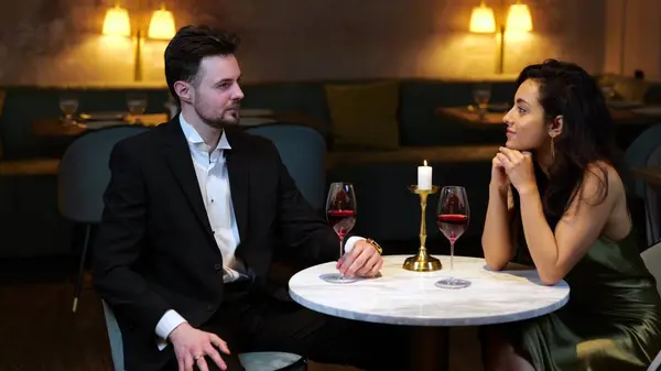 Glücklich Verliebte Männer Und Frauen Sitzen Einem Modernen Restaurant Unterhalten — Stockfoto