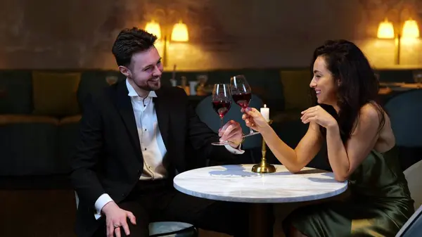 Lächelndes Paar Beim Romantischen Abendessen Restaurant Während Mit Einem Glas — Stockfoto