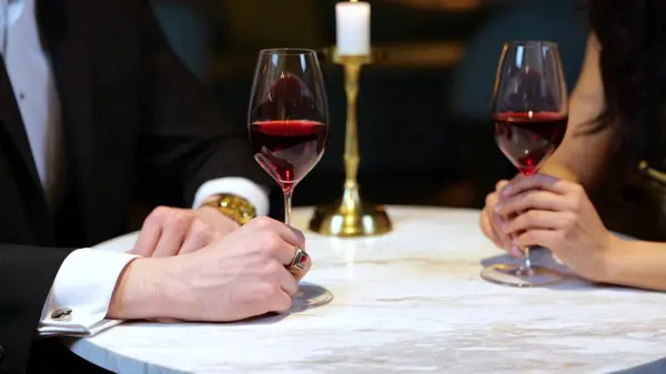 Romantisches Paar Beim Date Restaurant Händchen Haltend Ausgeschnitten Aus Nächster — Stockfoto