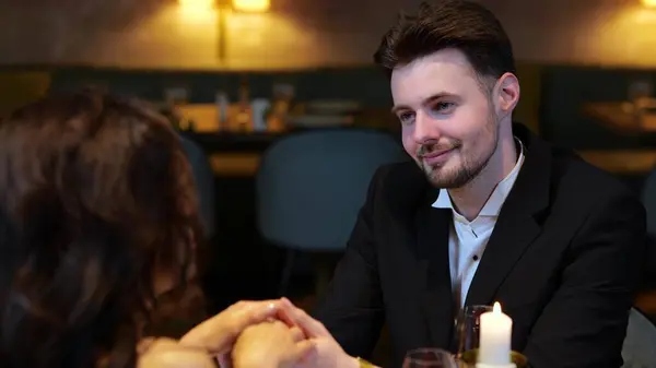 Glücklicher Junger Mann Genießt Date Mit Seiner Freundin Händchen Haltend — Stockfoto