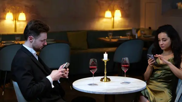 Junge Männer Und Frauen Verabreden Sich Restaurant Halten Handys Der — Stockfoto