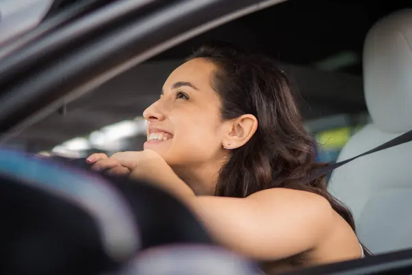 Lächelnde Junge Frau Genießt Die Fahrt Sitzt Auto Und Ruht — Stockfoto