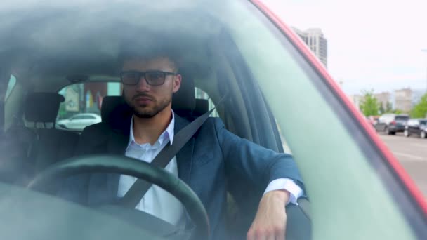 Homem Caucasiano Óculos Olhando Para Estrada Cidade Enquanto Sentado Carro — Vídeo de Stock