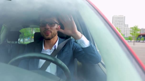 Jovem Feliz Óculos Dirigindo Carro Pela Cidade Vendo Amigo Acenando — Vídeo de Stock