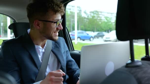 Успешный Бизнесмен Сидит Рулем Такси Заднем Сиденье Используя Ноутбук Глядя — стоковое видео