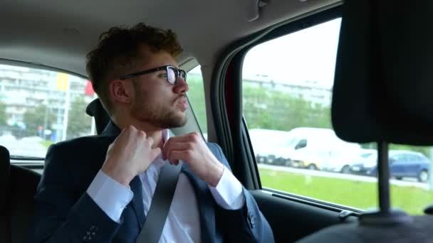 Jovem Empresário Feliz Apreciando Música Enquanto Cavalga Banco Trás Táxi — Vídeo de Stock